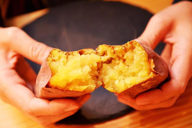 画像: 直接炭火に当てないため皮が焦げ付かず、色味がきれいなのもつぼ焼きの特徴です