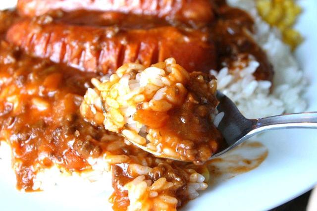 画像: バターテイストのご飯に、やや甘めの自家製ミートソースは、ありそうでいて巷でお目にかかれない味