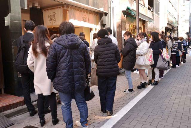 画像: この日は開店1時間前からお客さんが。オープンの12時にはあっという間に長蛇の列に