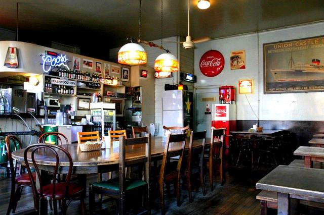 画像: アメリカンなオーラもただよう店内。米軍払い下げの椅子なども用いているそう