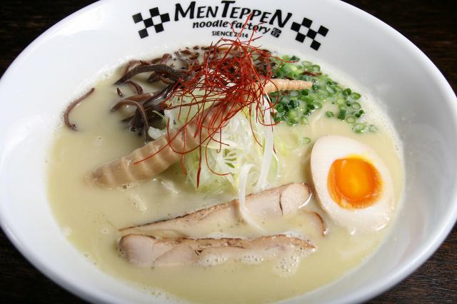 画像: 鶏白湯WHITE(塩) 850円 美味しさはもちろんビジュアルの美しさにもこだわる