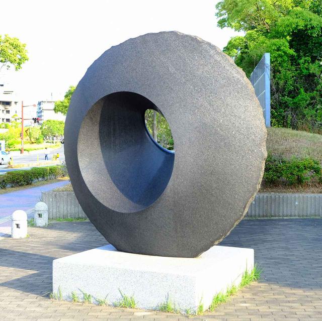画像: なんでもない歩道の脇や交差点の近くに置いてあるのが美術品という宇部の街…。2003年発表「鼓動」。重たく硬そうな石がつるつるに磨かれていました。