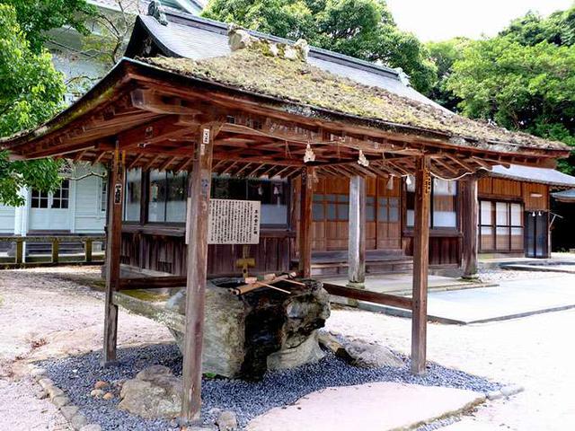 画像: こちらの手水舎は約400年前に作られた傑作。