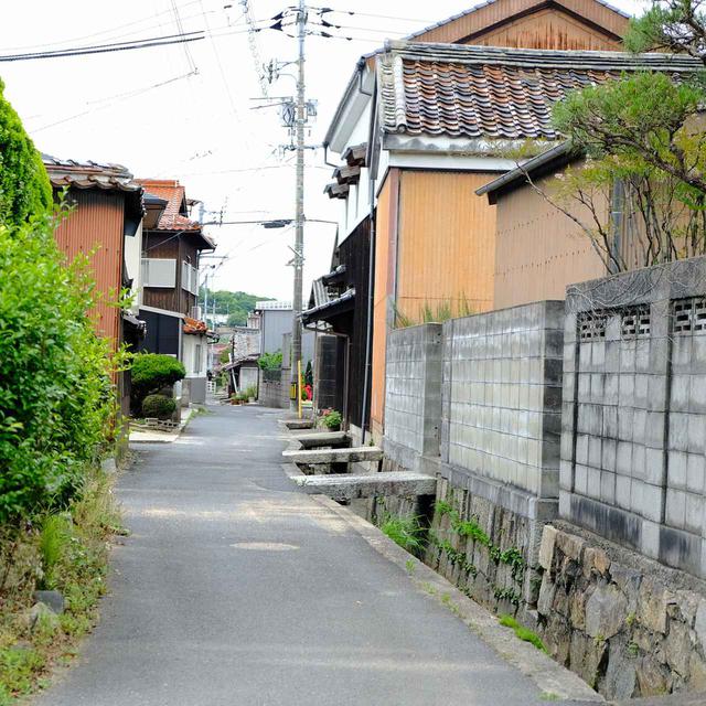 画像: 子供の頃に見た景色に似てる…。赤瓦の屋根、トタン、ブロック塀に用水路。船木には私の懐かしい風景がありました。
