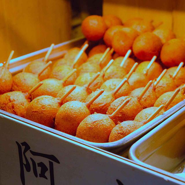 画像: 丸々と並べられた「ひょうたん揚げ」は外の窓口で販売されています。揚げたてです。
