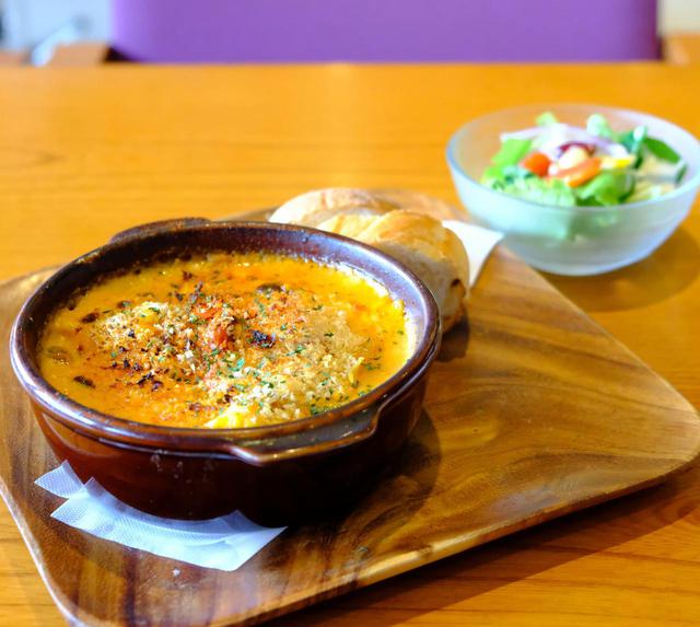 画像: オーダーは「季節野菜のラザニア」。パンとサラダ付。