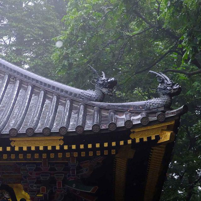 画像: 屋根の上にある竜頭瓦は平成13(2001)年に復元されたもの。この写真の2体が阿・吽になっていることがお分かりでしょうか。