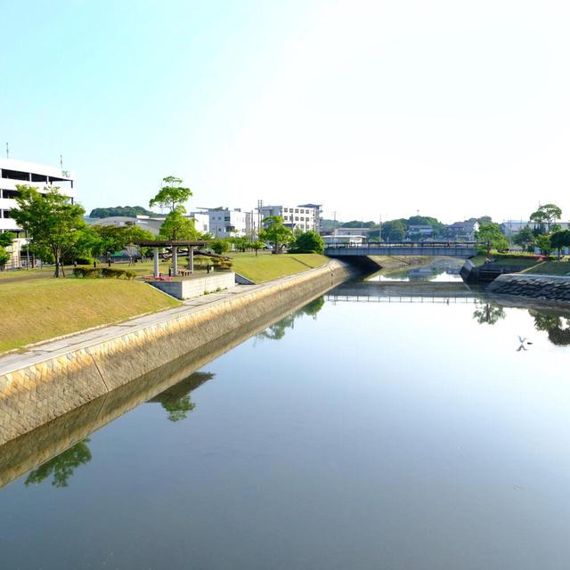 画像: 川沿いは遊歩道として小さな公園、ベンチなどが整備されています。緑も多く気持ちがいい景色です。
