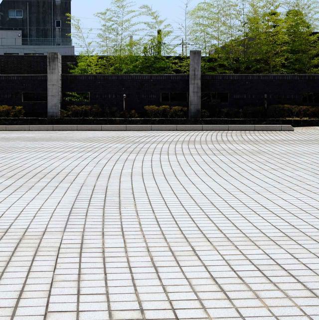画像: 建物へと進むと、会館のカーブに沿って玄関ポーチも湾曲していることがわかります。中のロビーホールも同じようにカーブしていきます。