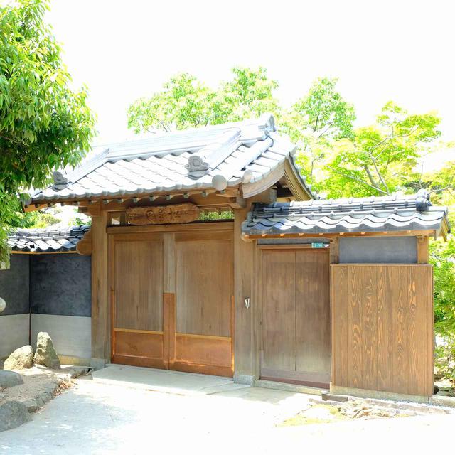 画像: 坂を上がると宇部興産を創業した渡辺祐策の生家「松厳園」がありました。街を1個作れるくらいの資産を稼いだというのに、家はとても上品でそれほど大きくはありません。渡辺は、私財を自身や会社だけのために使うのではなく街づくりや社会づくりに使い、みんなで幸せになる「共存同栄」という考え方を唱えました。