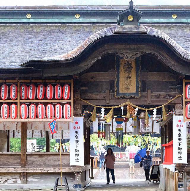 画像: 国宝の社へ向かう手前にある長床。ここをくぐれば国宝の御社殿。