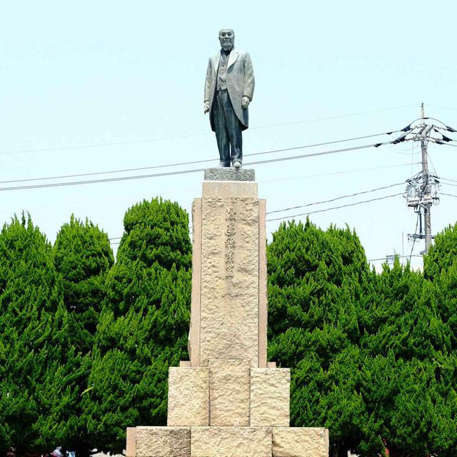画像: 会館前の公園内には渡辺祐策の銅像があります。この銅像は市民の寄付で建てられたもの。炭鉱経営で大成功を収めていたにも関わらず、石炭には埋蔵量に限界があるとして産業の改革を唱え工業分野への変革を行い、現在の宇部興産の基礎を築き上げた人です。