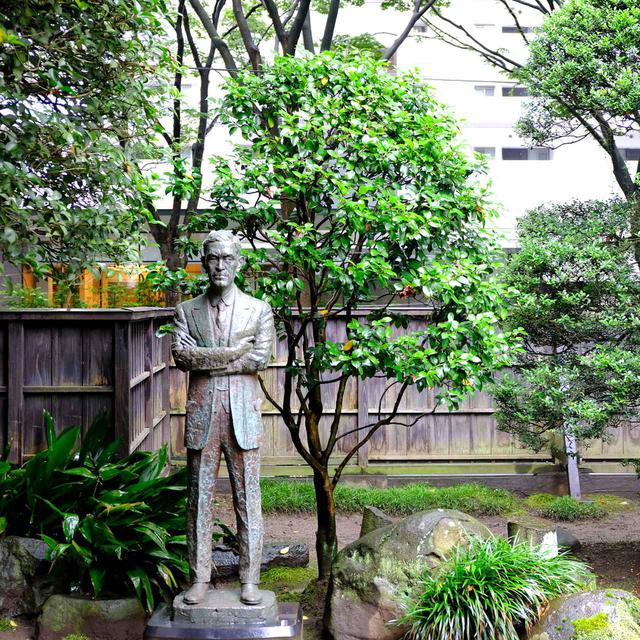 画像: 和風庭園には土井晩翠像。土井晩翠は東京帝国大学(現・東京大学)英文科へ進学。その後3年間のヨーロッパ留学を経て仙台へ戻ってきました。その時晩翠は34歳、80歳で亡くなるまで仙台で過ごしました。