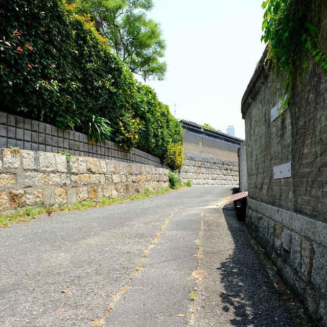 画像: そのまま市内中心部を自転車でふらりと走ると、タイムスリップしたかのような石垣の路地に出ました。