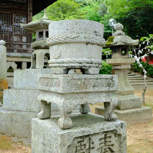 画像: 全国でも珍しく「酒の醸造」が許されている社殿で、お正月やお祭りの際にふるまわれます。