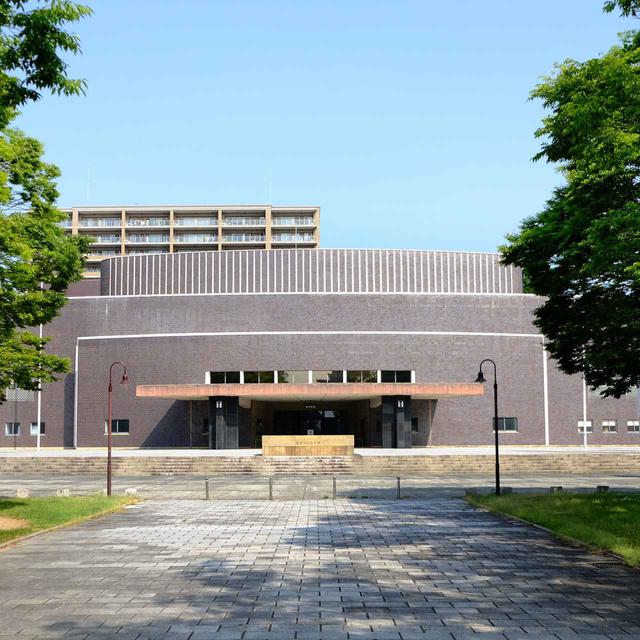 画像: 現在の宇部の発展になくてはならなかった「宇部興産株式会社」。その創設者・渡辺祐策の功績を称えるために作られた「宇部市渡辺翁記念会館」は名建築家・村野藤吾の作品です。