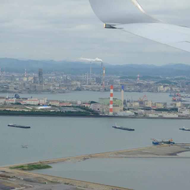 画像: 山口県宇部市の旅へ出発です。いよいよ着陸という時に、巨大な工場群が見えてきました。