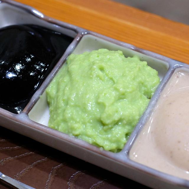 画像: ひときわ鮮やかなずんだ餅。口元へと近づけただけでよい豆の香り。お餅をほおばると鼻の奥へとその香りが抜けていきます。