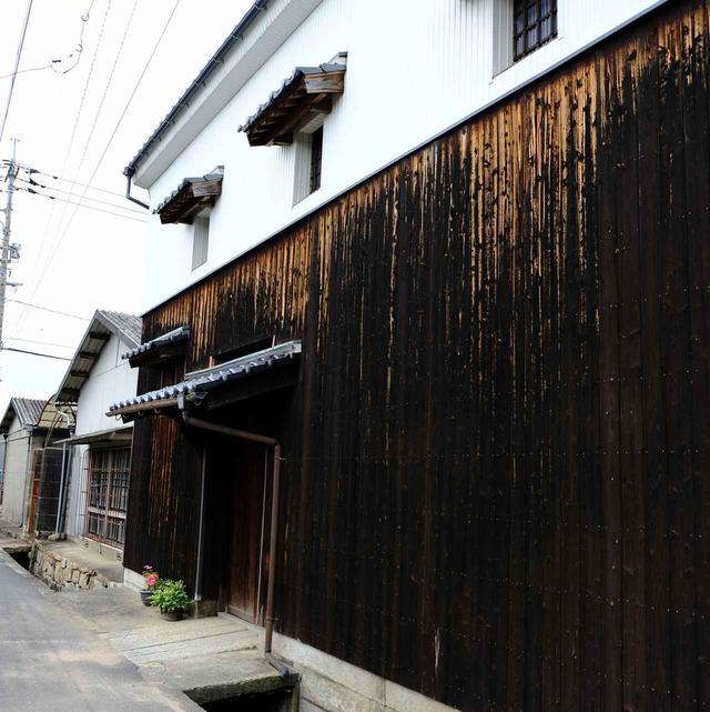 画像: 船木は江戸時代に栄えた街で、宇部市よりも古い歴史があります。旧道の脇には、広い範囲ではないのですが重厚で赤瓦の大きな屋根を持つ、建築装飾も興味を引く建物が並びます。