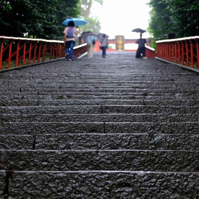 画像: かなりきつい階段となります。雨の日は慎重に…。