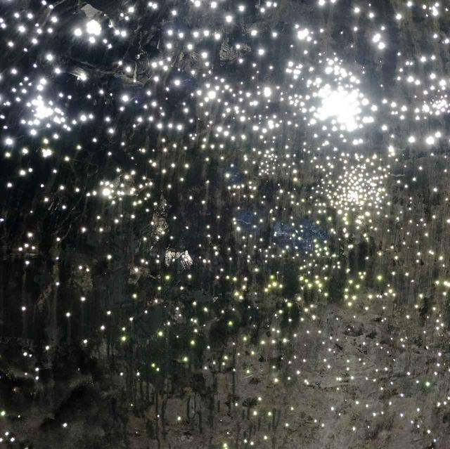 画像: そこには本当に宇宙が広がっていました…!明かりが差し込むように工夫されているので、これは自然光でできています。素晴らしいアイデア!