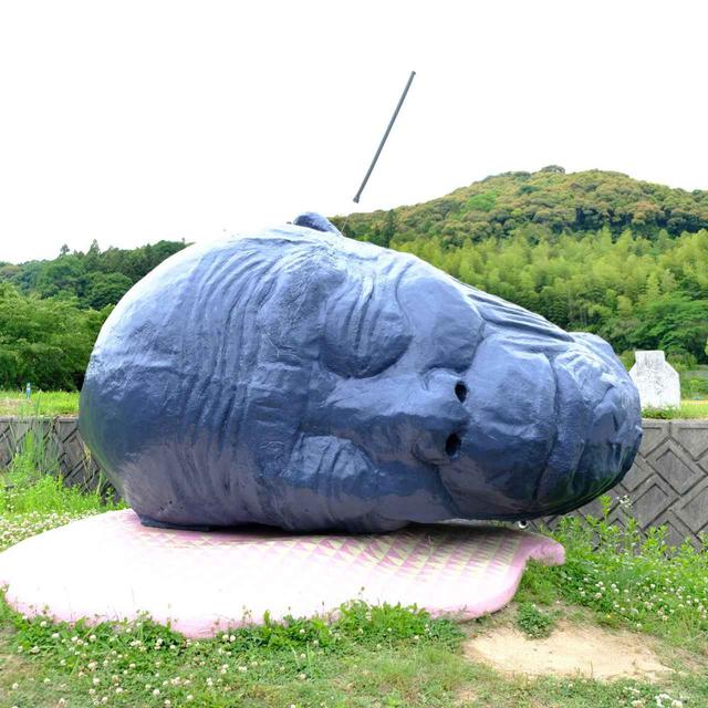 画像: 「じいちゃんの鼻の穴に宇宙があった」。どっからどう見てもインパクト強すぎ。道路沿いにあるので、車やバイクで通り過ぎた人がわざわざ戻ってくるそう。納得です。