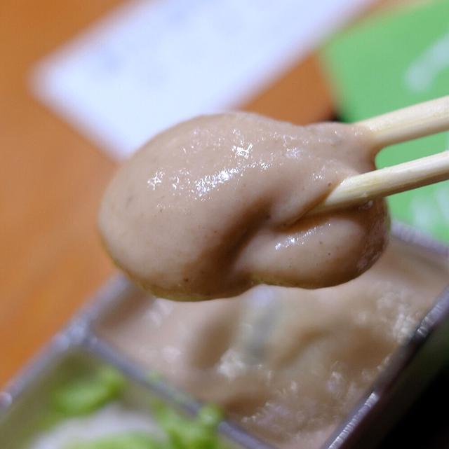 画像: こちらはくるみ餅。たれには味噌が使われていて塩気がおいしい。お餅はしっかりとコシがあるタイプ。