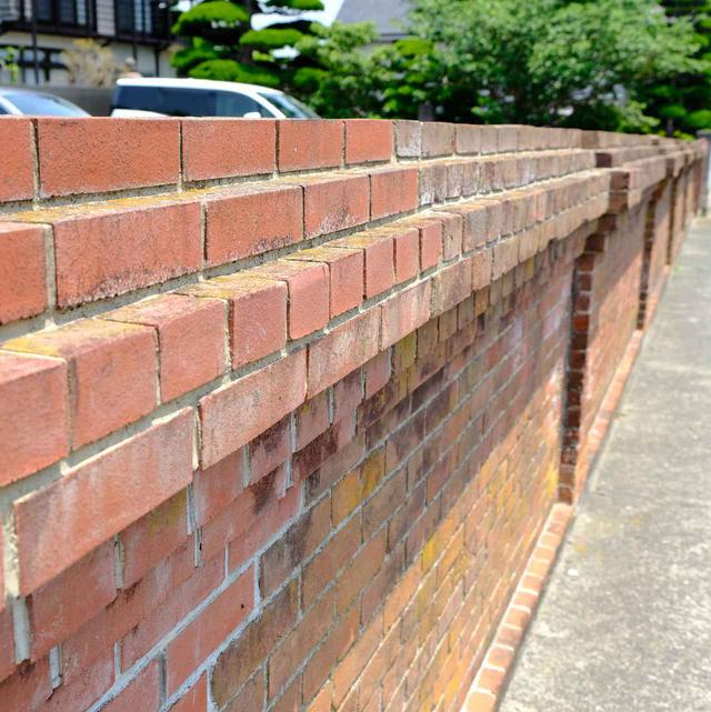 画像: 普通よりも少し淡い色の煉瓦壁。これを「桃色煉瓦」と呼ぶそうです。