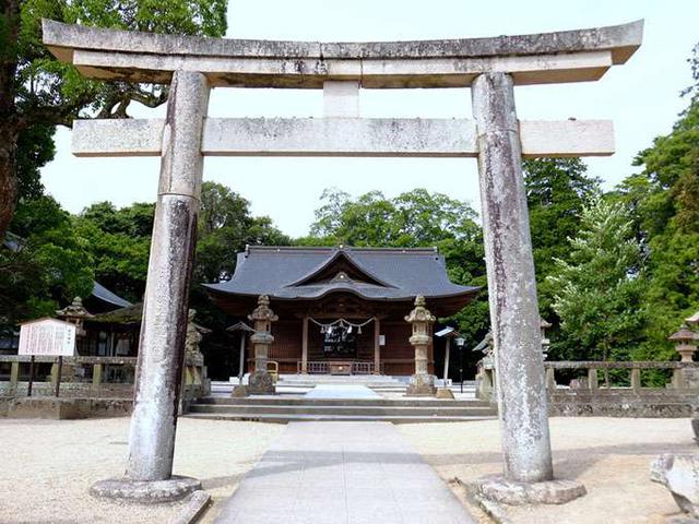 画像: 明治32年、ここへ松江神社を遷座し今に至ります。松江城を建てたことで知られる堀尾吉晴公、松江松平家の初代直政公と七代治郷公、そして徳川家康公が祀られています。
