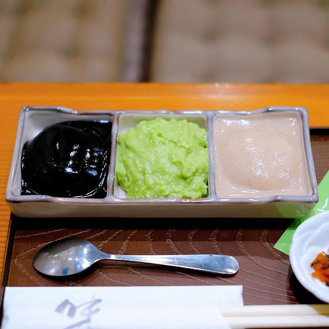 画像: 「三色餅」はずんだ餅を含む三種類の餅を食べられるメニュー。左から、黒ゴマ、ずんだ、くるみ。