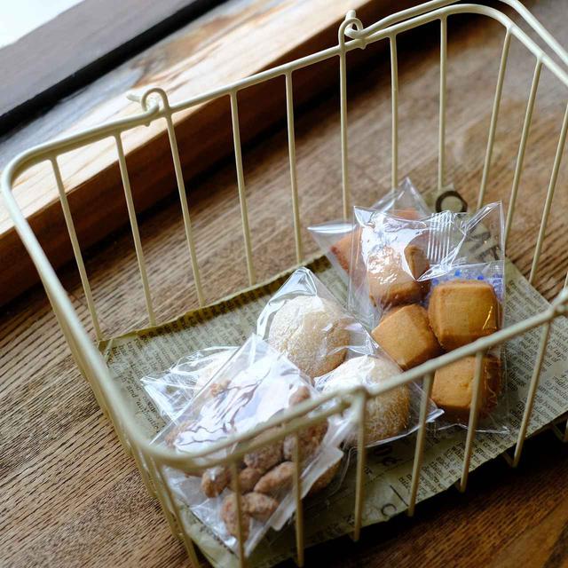 画像: 小さな焼き菓子はお土産に良いサイズなので、いくつか購入しました。しっとりとして風味豊かな味でした。