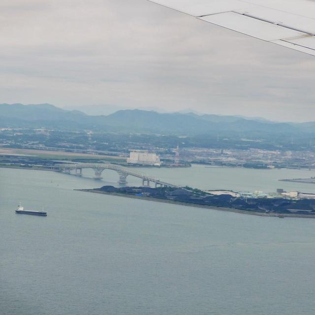 画像: 埋立地をつなぐように架かる「興産大橋」も見えました。これは宇部の街を支える大手総合化学メーカー「宇部興産」の専用橋です。