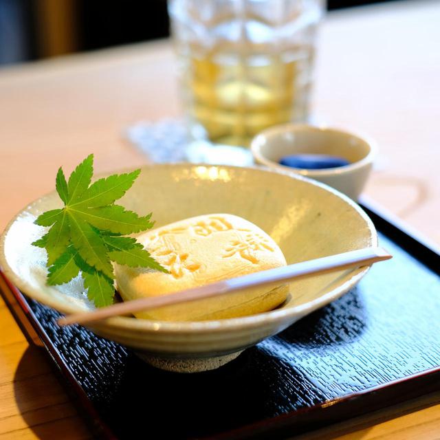 画像: 汗が引いてきたところでお話を聞きながらお茶の世界を楽しみます。上品に炊かれた大納言。地元のお店お菓子司若狭屋の羽衣もなか。