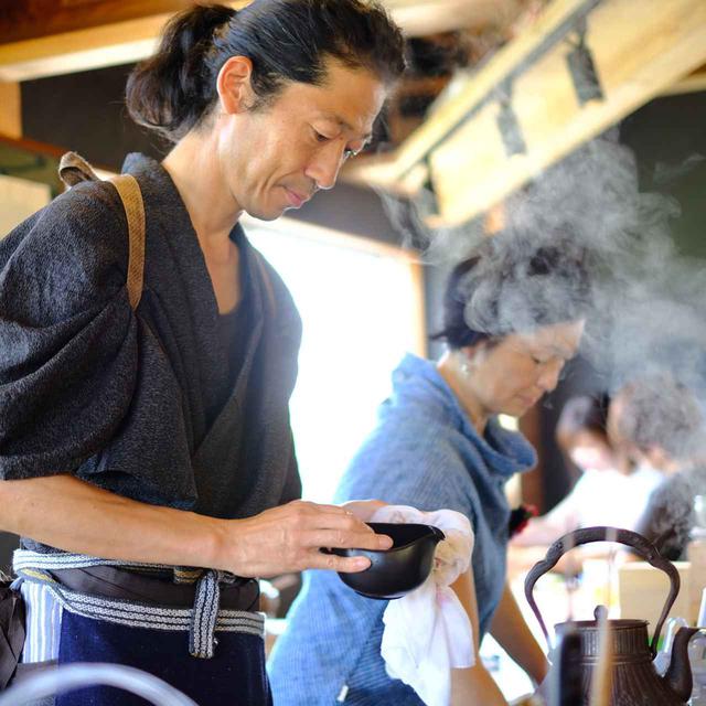 画像: 学校の先生をしていたという平中さんが、奥様と一緒に営まれているお茶カフェ。取り扱うお茶は全て自分で買い付けるというこだわりようで、日本茶に限らず台湾烏龍茶や韓国のコーン茶などもメニューにあります。