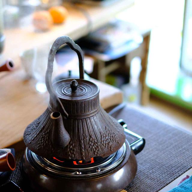 画像: 体調を崩したのをきっかけにお茶に興味を持つようになった、という平中さん。熊本でお茶作りを手伝うなどしながら、お茶には自らの心身がほぐれるような癒しがあることに気づいたということです。