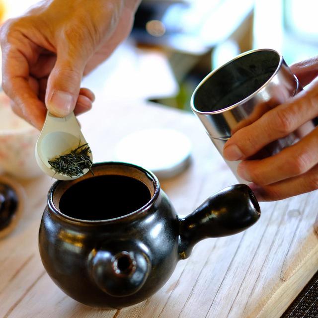 画像: 次々とオーダーが入りますが、きちんと丁寧に一杯ずつ淹れられている印象です。海風が吹き抜ける店内は、待ち時間すらもゆっくりと楽しめる雰囲気です。