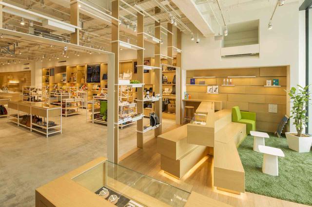画像1: 文房具を中心とした専門店「銀座 伊東屋 本店」では名入れできるバゲージタグが人気