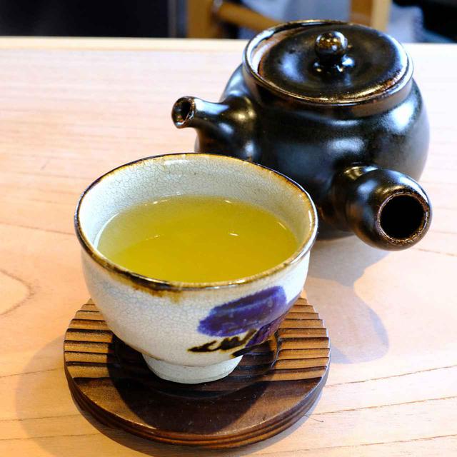 画像: 私のオーダーは小野茶。一煎目だけでなく、お湯を継ぎ足してもらい二煎目も楽しめるので、気の合う友人とゆっくり語らうこともできるいいカフェですねー。一人で来ちゃったけど。
