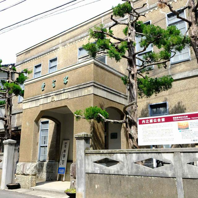 画像: さらに進んで内之浦公会堂。内部には入れませんでしたが、こちらは国登録の有形文化財です。細かいところに細工が施されていて通好みな雰囲気です。