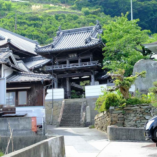 画像: 禅寺である龍潭寺は外側から拝観。