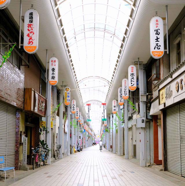 画像: 八幡浜には長くて大きな商店街がありました。この日はちょうど定休日…。商店街の中には「八幡浜ちゃんぽん」の名店が数多くあるそうです。愛媛の人は八幡浜と言えばちゃんぽん、と考える人も多いようですよ!