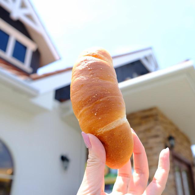画像: 今やスーパーにも並ぶ「塩パン」。いわゆるバターロールで、中にはたっぷりバターを入れて包み込み焼くことで、焼きあがってからもじゅわじゅわとバター染み出るパン。表面には軽く塩が振られた極限までシンプルな美味しさです。