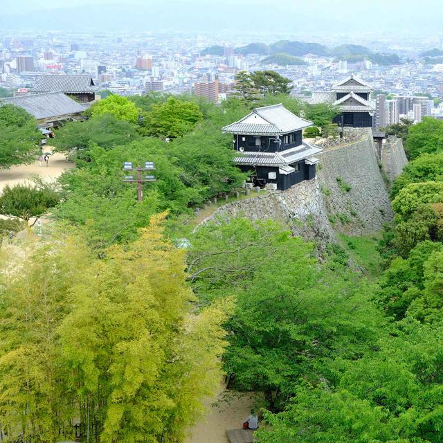 画像: 天守閣からの眺望です。市街地を見ることができる絶景です。方向によっては瀬戸内海まできれいに見えますよ。