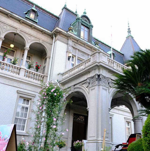 画像: 建築家・木子七郎が残した建物。洋風建築で外観にも内装にも美しい装飾が施されています。