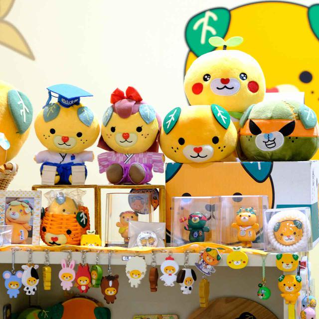 画像: 愛媛県イメージアップキャラクター「みきゃん」がいっぱい!県庁内にある「みきゃんセンター」です。
