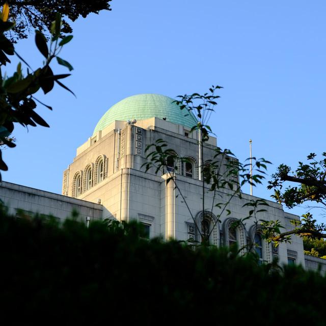 画像: この日は使用中で内部を見られなかったドーム部分は「ドーム会議室」として日頃から使われているのだそうです。このドームがあることで、外観の印象がさらに強いものになっていますね。