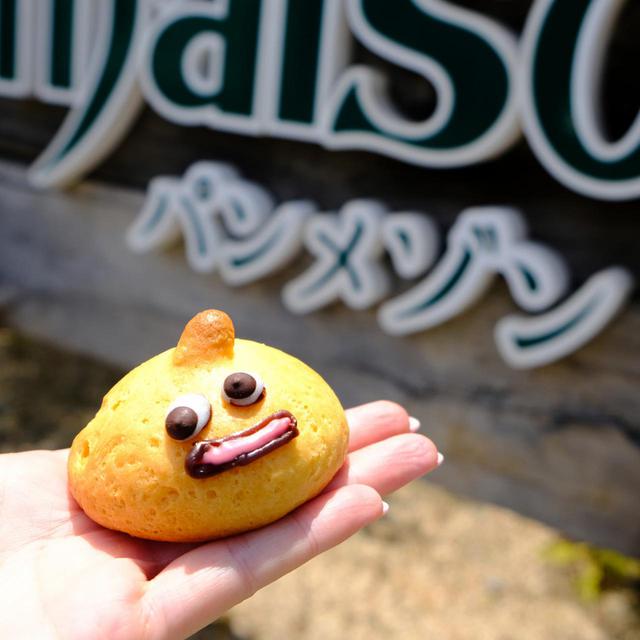 画像: 普通のパン屋さんなのでもちろん他にも色んなパンがあります。この日はこのスライムを連れて帰りました。手のひらに乗るくらいの小さなたまごパン。