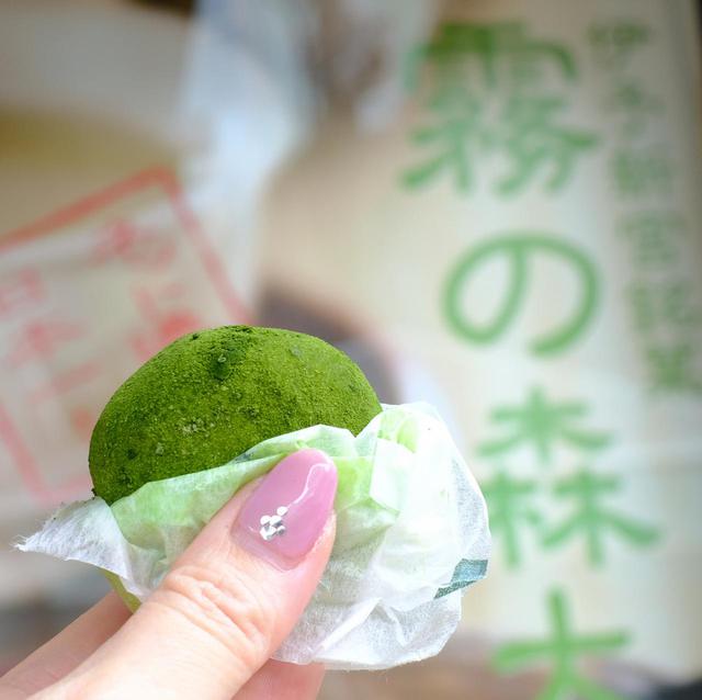 画像: 途中、大人気の和菓子専門店「霧の森菓子工房松山店」にて霧の森大福を。甘さ控えめのあんことクリーム、抹茶の苦みが口の中で一体に!