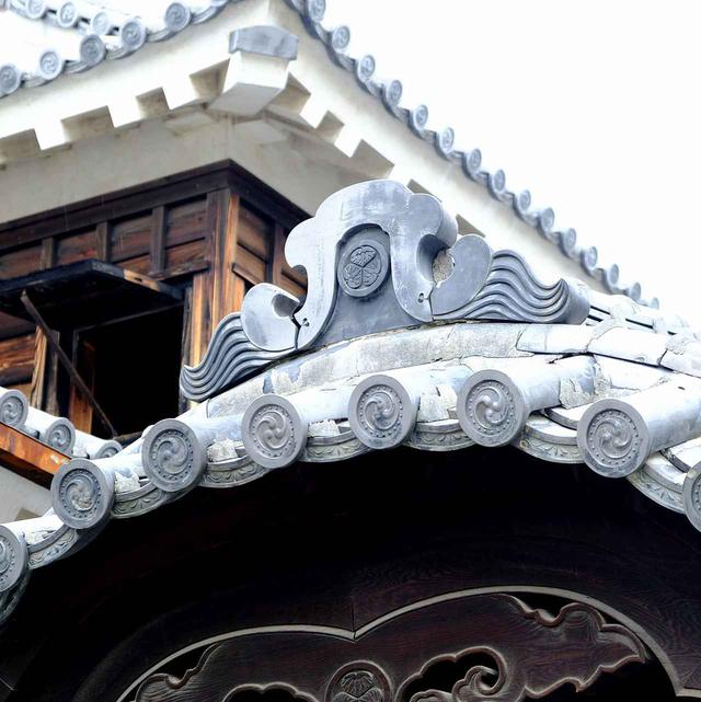 画像: 屋根には「丸に三つ葉葵」の紋。葵の御紋を配することを許されたお城です。