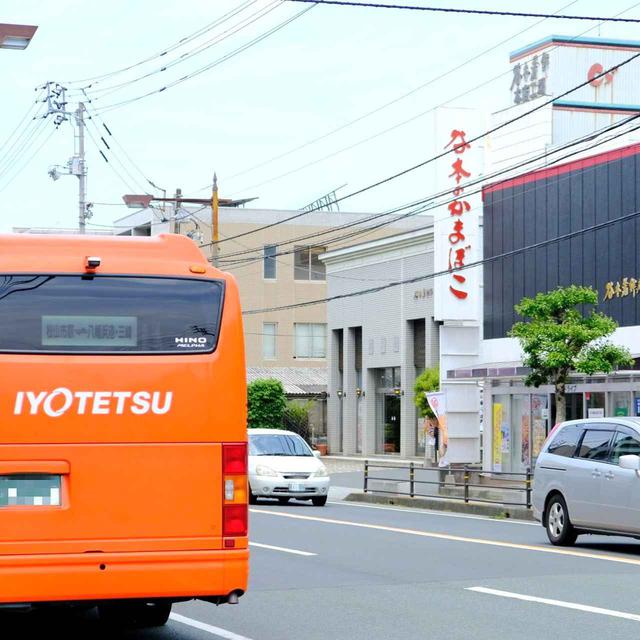 画像: 松山市駅から八幡浜へ。バスはリムジンバスで座席も広くて快適でした。バス停目の前でレンタサイクルを借ります。